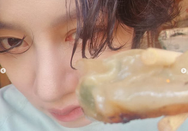 '아형' 잠정 휴식 김희철, 42세에도 무결점 피부…굴욕없는 초근접 셀카