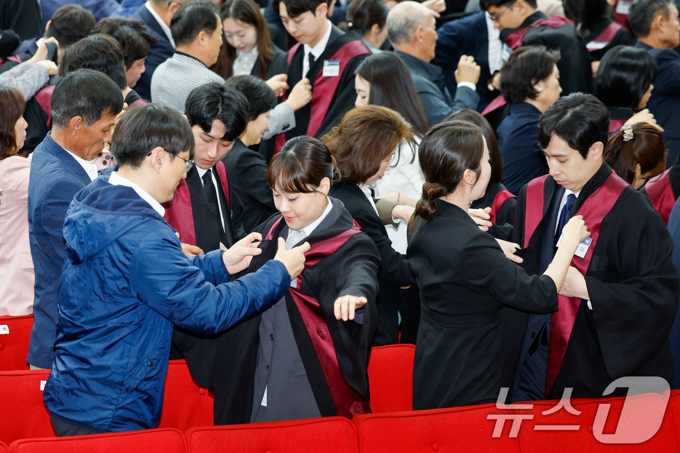 (과천=뉴스1) 안은나 기자 = 7일 경기 과천시 정부과천청사 법무부에서 열린 2026 신임검사 임관식에서 신임검사들에게 가족들이 법복을 입혀주고 있다. 2026.5.7/뉴스1