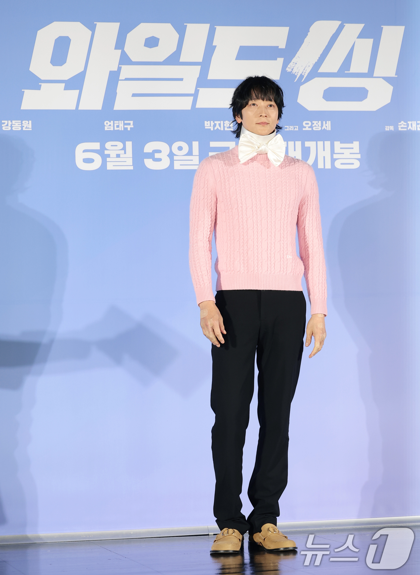 (서울=뉴스1) 권현진 기자 = 배우 강동원이 7일 서울 광진구 롯데시네마 건대입구에서 열린 영화 '와일드 씽' 제작보고회에서 포즈를 취하고 있다.'와일드 씽'은 한때 가요계를 휩 …