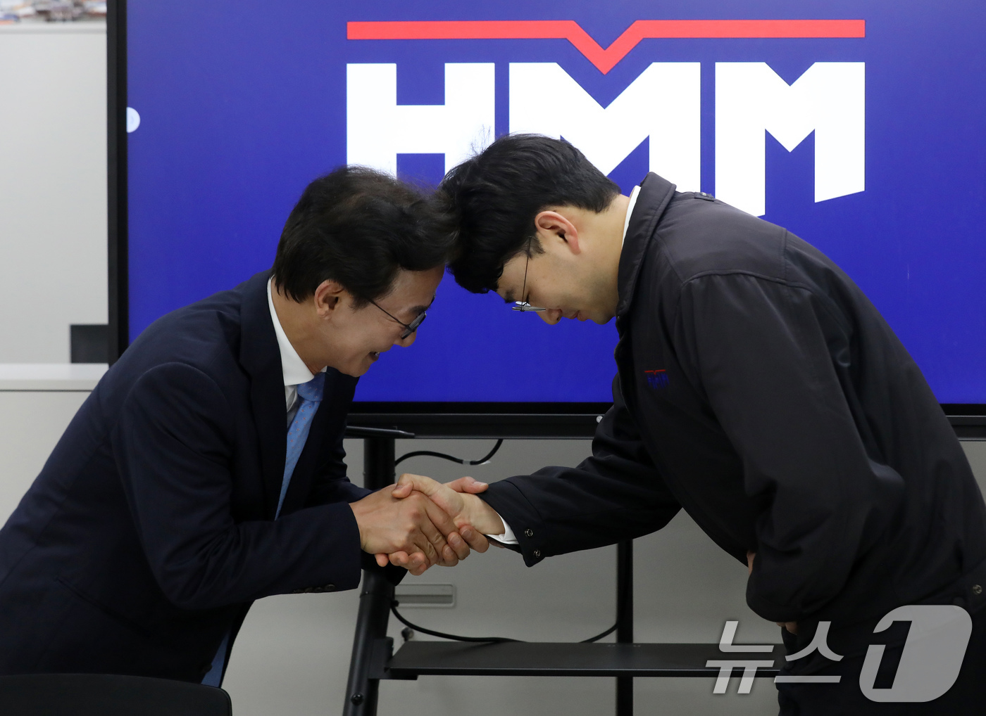 (부산=뉴스1) 윤일지 기자 = 전재수 더불어민주당 부산시장 후보와 전정근 HHM해상노조 위원장이 7일 부산 중구 HMM 해상노조 사무실에서 열린 전재수 후보 선대위원장 수락식에서 …