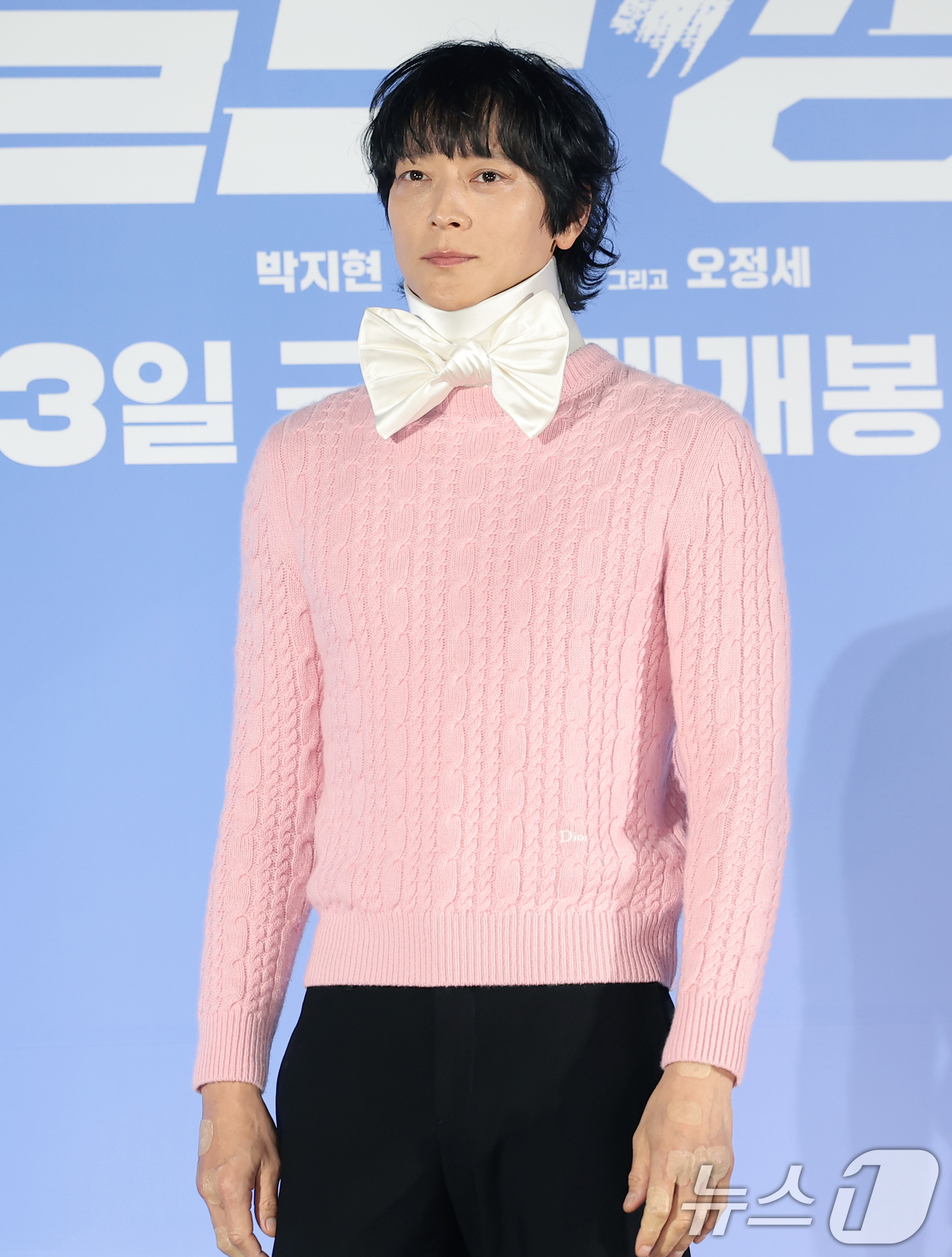 (서울=뉴스1) 권현진 기자 = 배우 강동원이 7일 서울 광진구 롯데시네마 건대입구에서 열린 영화 '와일드 씽' 제작보고회에서 포즈를 취하고 있다.'와일드 씽'은 한때 가요계를 휩 …