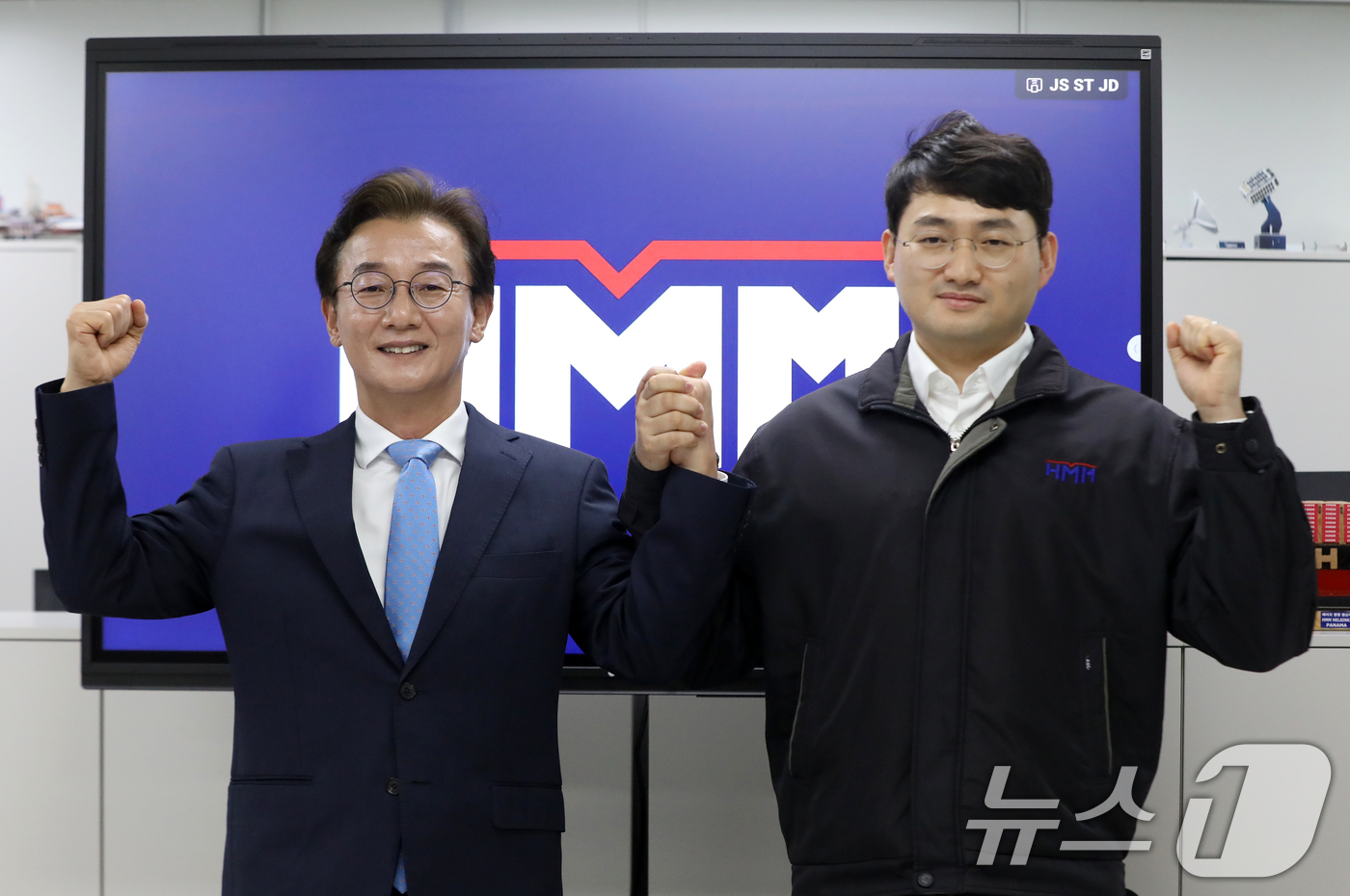 (부산=뉴스1) 윤일지 기자 = 전재수 더불어민주당 부산시장 후보와 전정근 HHM해상노조 위원장이 7일 부산 중구 HMM 해상노조 사무실에서 열린 전재수 후보 선대위원장 수락식에서 …