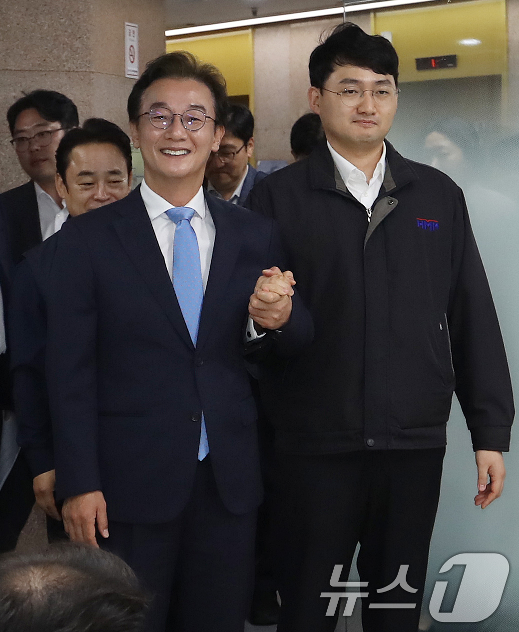 (부산=뉴스1) 윤일지 기자 = 전재수 더불어민주당 부산시장 후보와 전정근 HHM해상노조 위원장이 7일 부산 중구 HMM 해상노조 사무실에서 열린 전재수 후보 선대위원장 수락식에 …