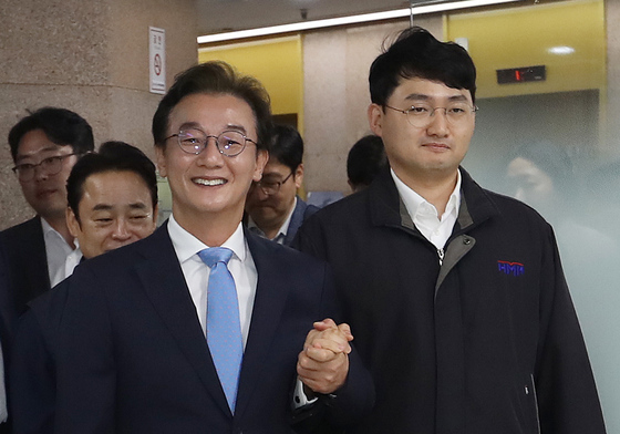 손 맞잡은 전재수 후보와 전정근 HHM해상노조 위원장