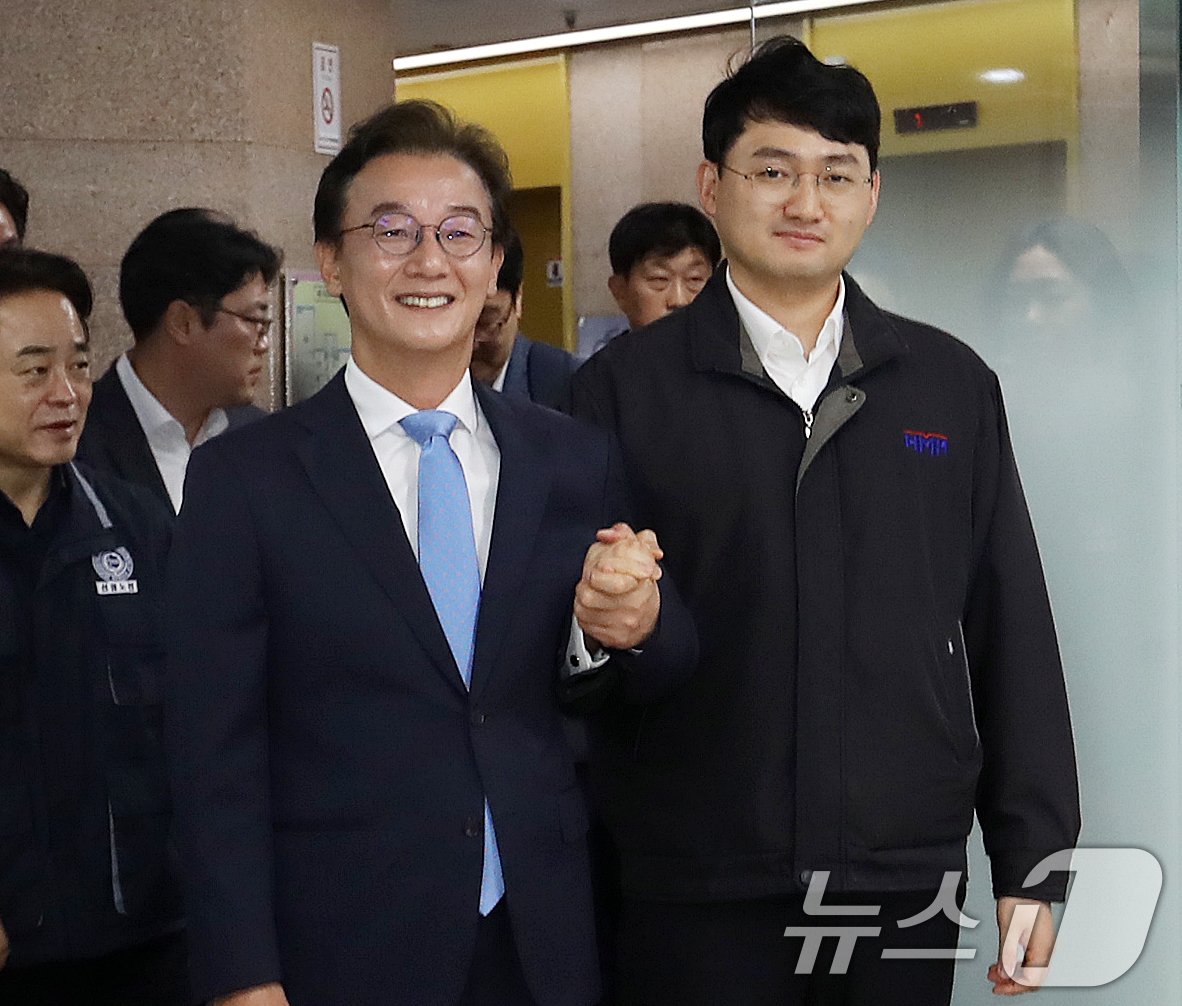 (부산=뉴스1) 윤일지 기자 = 전재수 더불어민주당 부산시장 후보와 전정근 HHM해상노조 위원장이 7일 부산 중구 HMM 해상노조 사무실에서 열린 전재수 후보 선대위원장 수락식에서 …