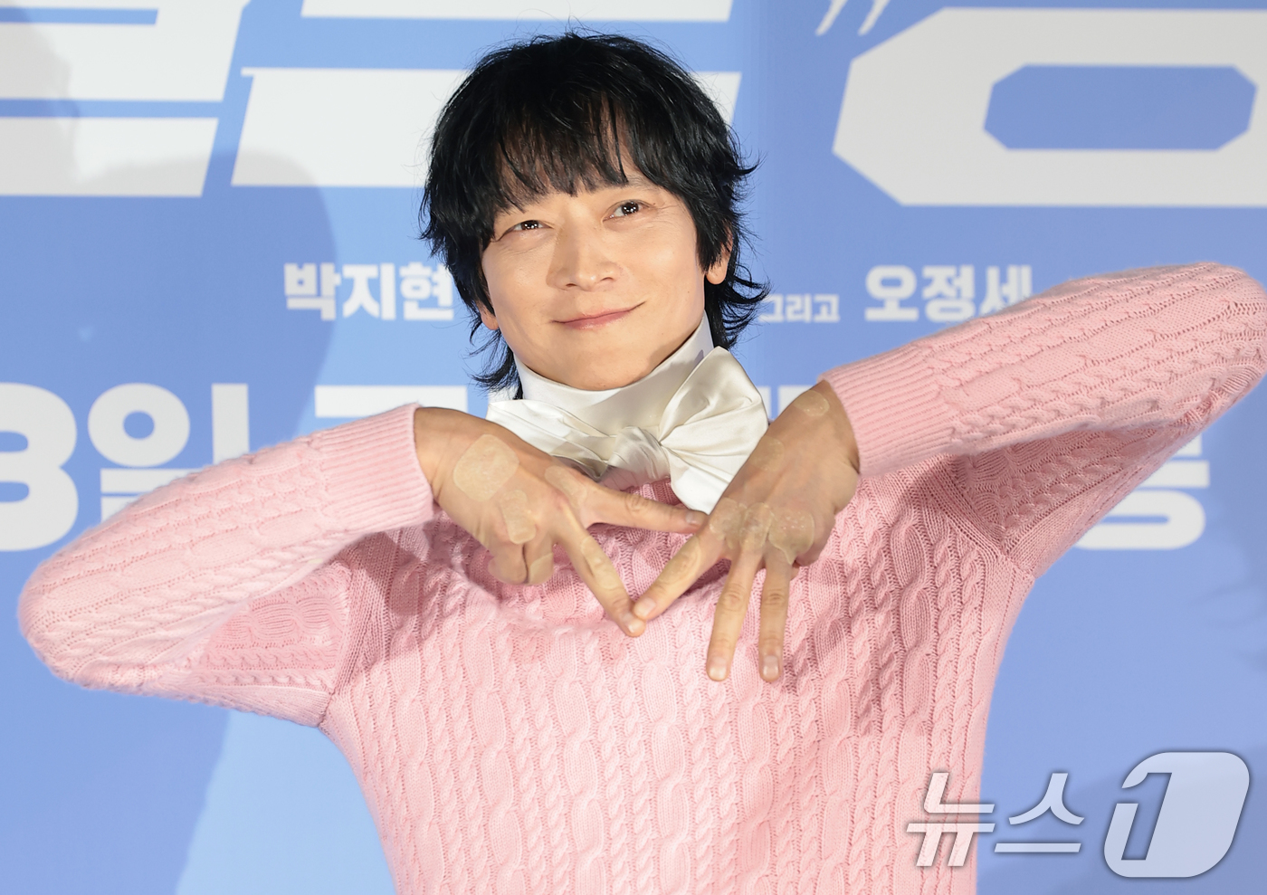 (서울=뉴스1) 권현진 기자 = 배우 강동원이 7일 서울 광진구 롯데시네마 건대입구에서 열린 영화 '와일드 씽' 제작보고회에서 포즈를 취하고 있다.'와일드 씽'은 한때 가요계를 휩 …