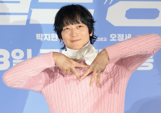 아이돌 변신한 강동원, 손 테이핑 눈길
