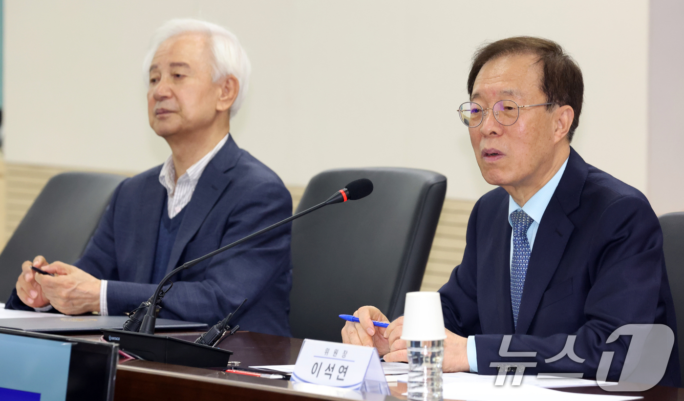 (서울=뉴스1) 김명섭 기자 = 이석연 국민통합위원회 위원장이 7일 오전 서울 종로구 세종대로 정부서울청사에서 열린 고문단 위촉식 및 제1차 회의에서 모두 발언을 하고 있다. 20 …