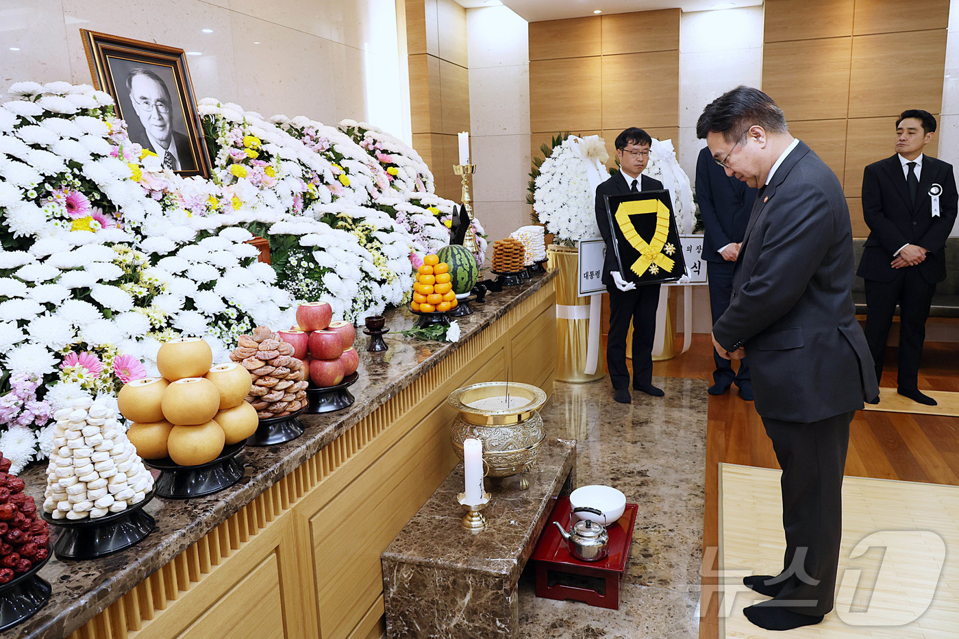 (서울=뉴스1) = 윤호중 행정안전부 장관이 7일 오전 서울아산병원 장례식장에 마련된 故 이홍구 전 국무총리 빈소를 찾아 묵념을 하고 있다. (행정안전부 제공. 재판매 및 DB 금 …