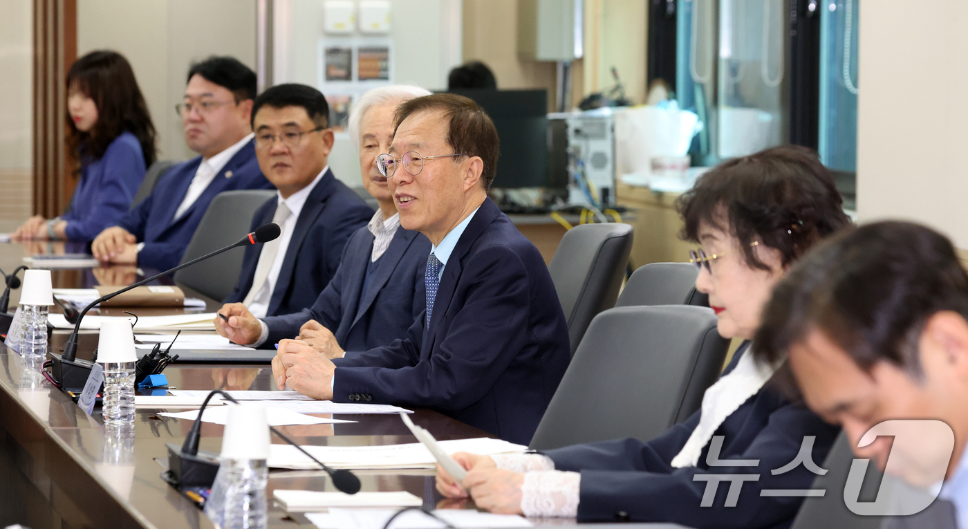(서울=뉴스1) 김명섭 기자 = 이석연 국민통합위원회 위원장이 7일 오전 서울 종로구 세종대로 정부서울청사에서 열린 고문단 위촉식 및 제1차 회의에서 모두 발언을 하고 있다. 20 …