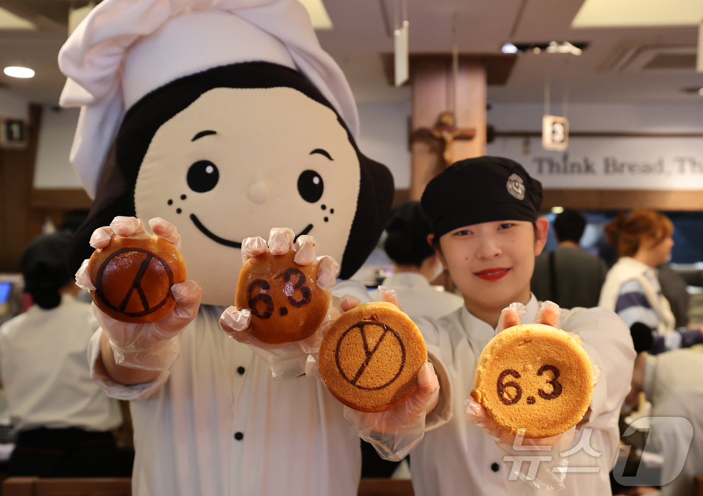 (대전=뉴스1) 김기태 기자 = 7일 대전 성심당 본점에서 성심당과 대전시선거관리위원회 직원들이 선거빵을 홍보하고 있다. 2026.5.7/뉴스1
