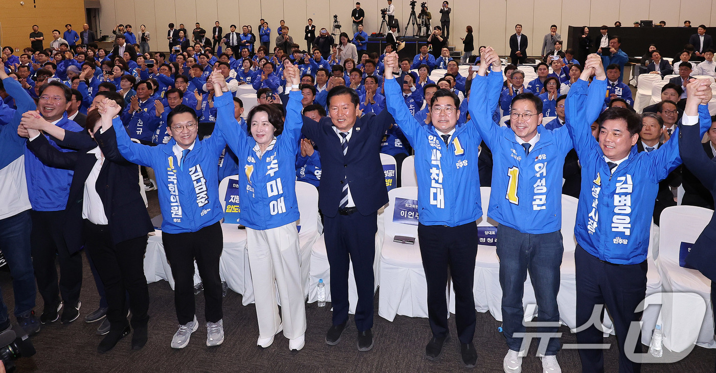 (고양=뉴스1) 박지혜 기자 = 정청래 더불어민주당 대표가 7일 경기도 고양시 킨텍스에서 열린 인천·경기·제주 지역 공천자대회에서 추미애 경기도지사 후보, 박찬대 인천시장 후보, …