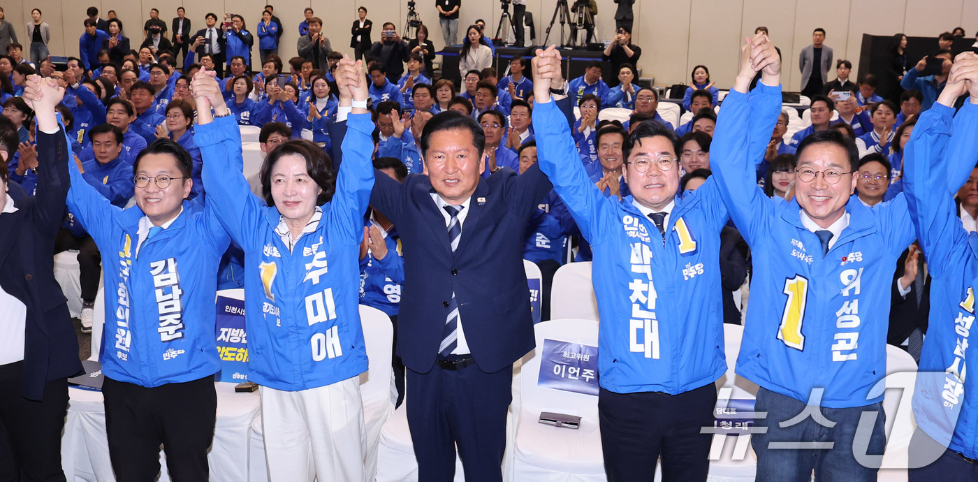 (고양=뉴스1) 박지혜 기자 = 정청래 더불어민주당 대표가 7일 경기도 고양시 킨텍스에서 열린 인천·경기·제주 지역 공천자대회에서 추미애 경기도지사 후보, 박찬대 인천시장 후보, …