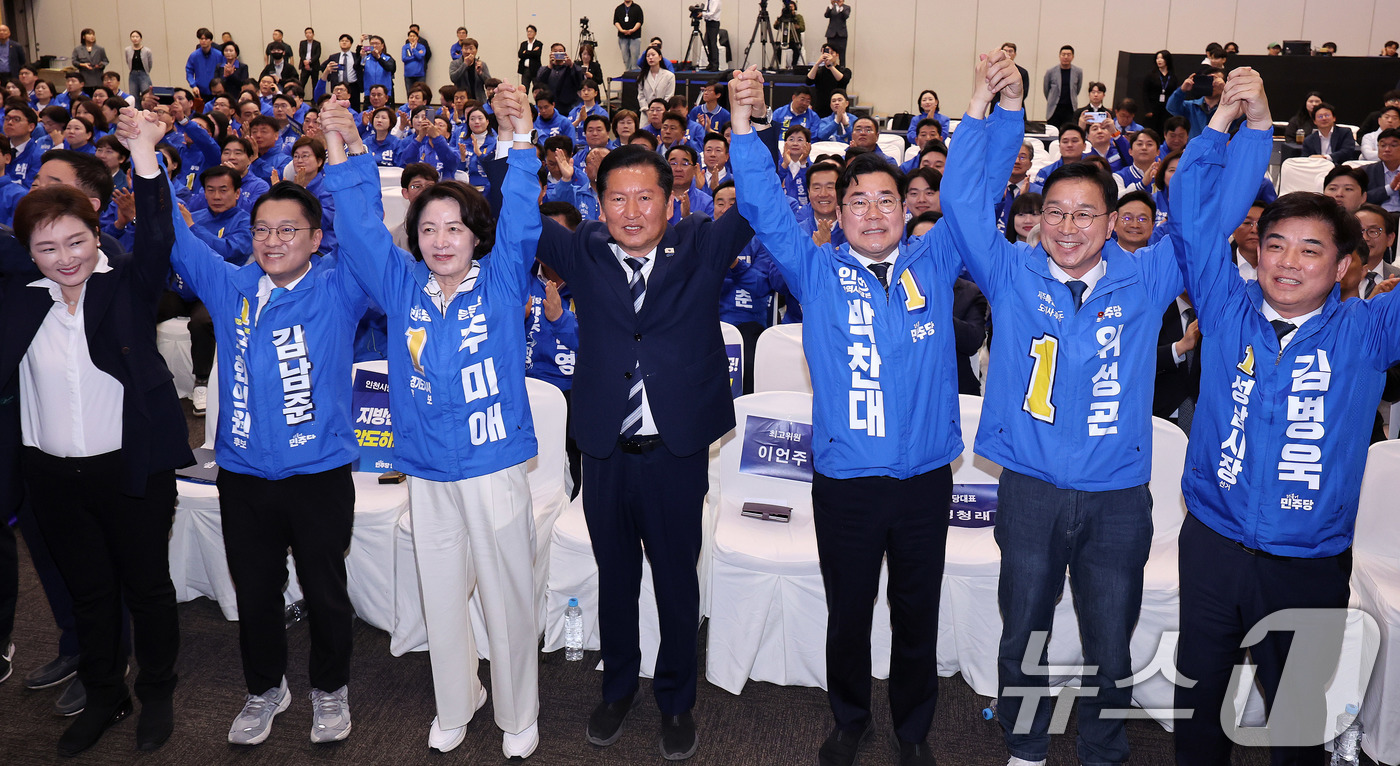 (고양=뉴스1) 박지혜 기자 = 정청래 더불어민주당 대표가 7일 경기도 고양시 킨텍스에서 열린 인천·경기·제주 지역 공천자대회에서 추미애 경기도지사 후보, 박찬대 인천시장 후보, …