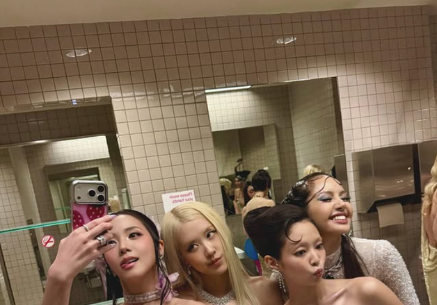블랙핑크 완전체, 美 멧 갈라 '화장실 셀카'…입술 쪽 '찐친' 바이브