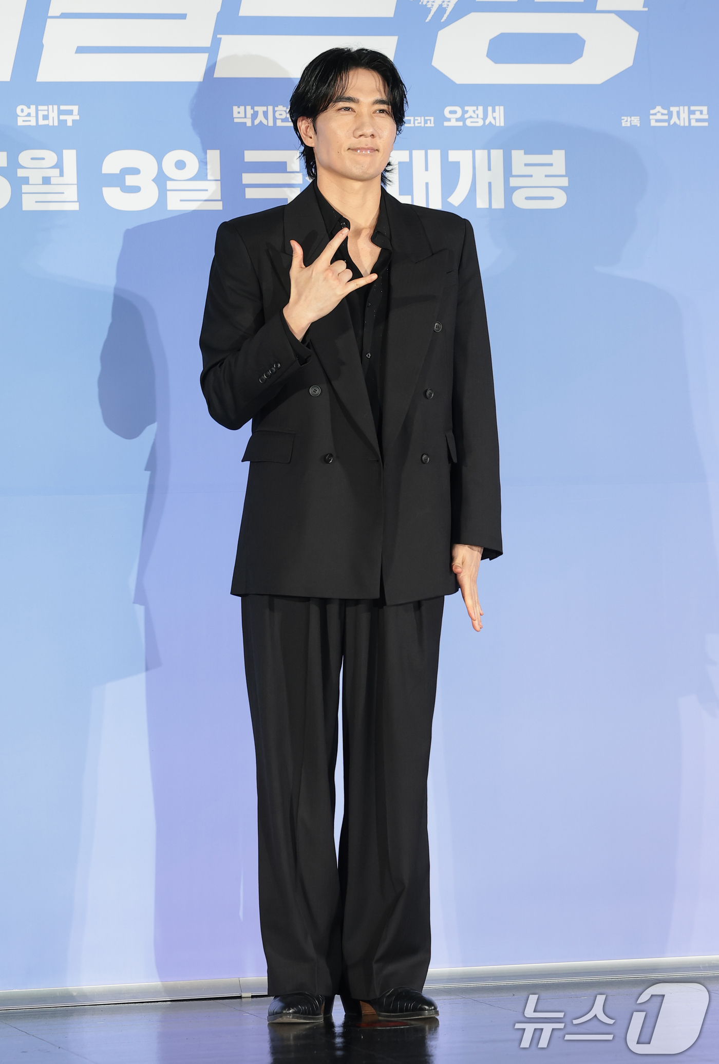 (서울=뉴스1) 권현진 기자 = 배우 엄태구가 7일 서울 광진구 롯데시네마 건대입구에서 열린 영화 '와일드 씽' 제작보고회에서 포즈를 취하고 있다.'와일드 씽'은 한때 가요계를 휩 …