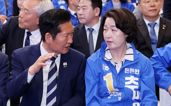 추미애 경기지사 후보와 대화 나누는 정청래 대표