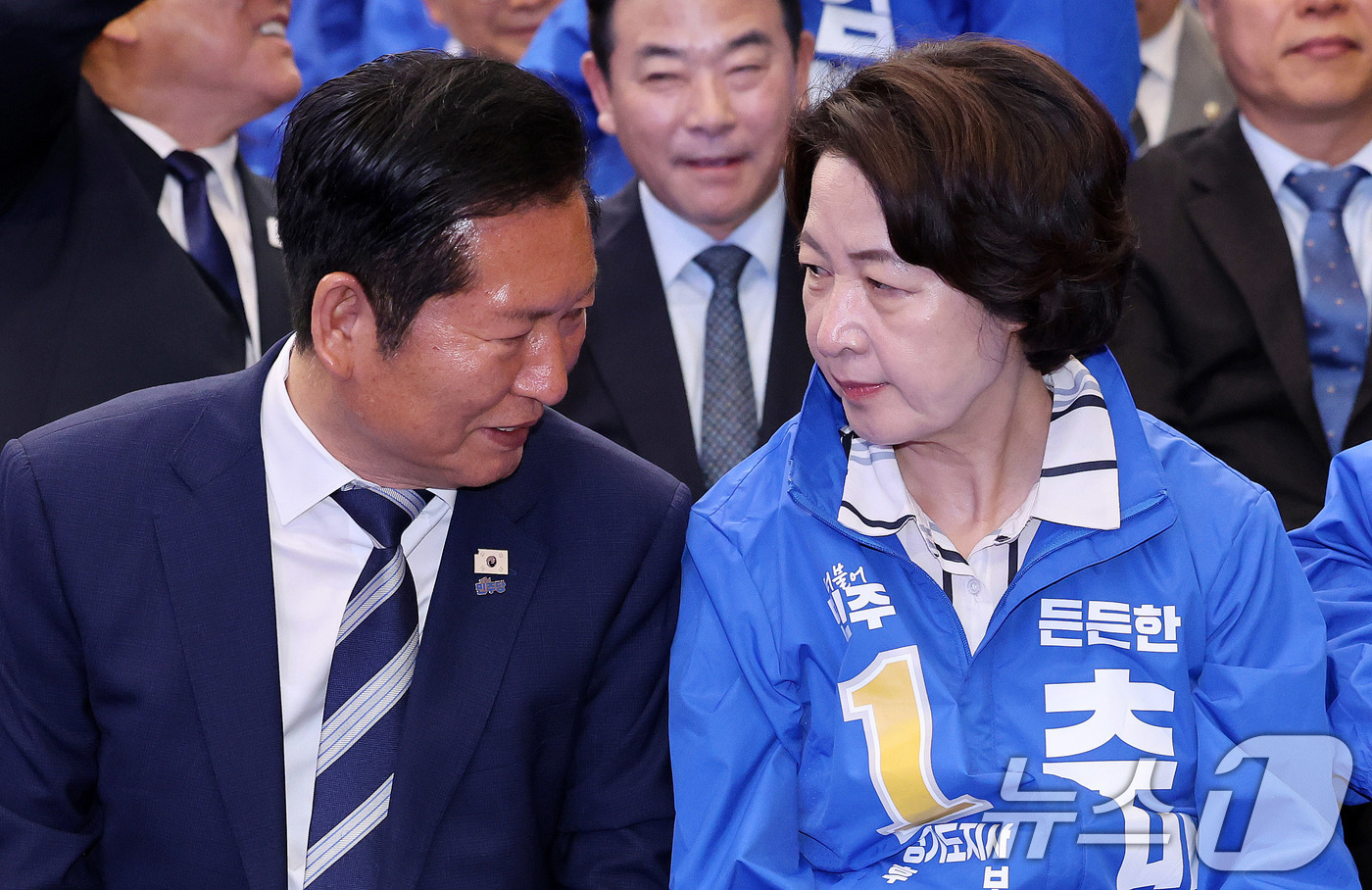 (고양=뉴스1) 박지혜 기자 = 정청래 더불어민주당 대표가 7일 경기도 고양시 킨텍스에서 열린 인천·경기·제주 지역 공천자대회에서 추미애 경기도지사 후보와 대화를 나누고 있다. 2 …