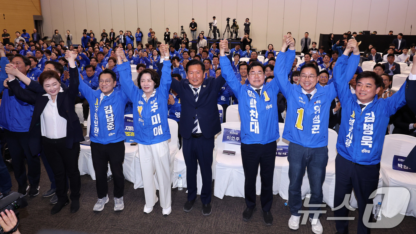 (고양=뉴스1) 박지혜 기자 = 정청래 더불어민주당 대표가 7일 경기도 고양시 킨텍스에서 열린 인천·경기·제주 지역 공천자대회에서 추미애 경기도지사 후보, 박찬대 인천시장 후보, …