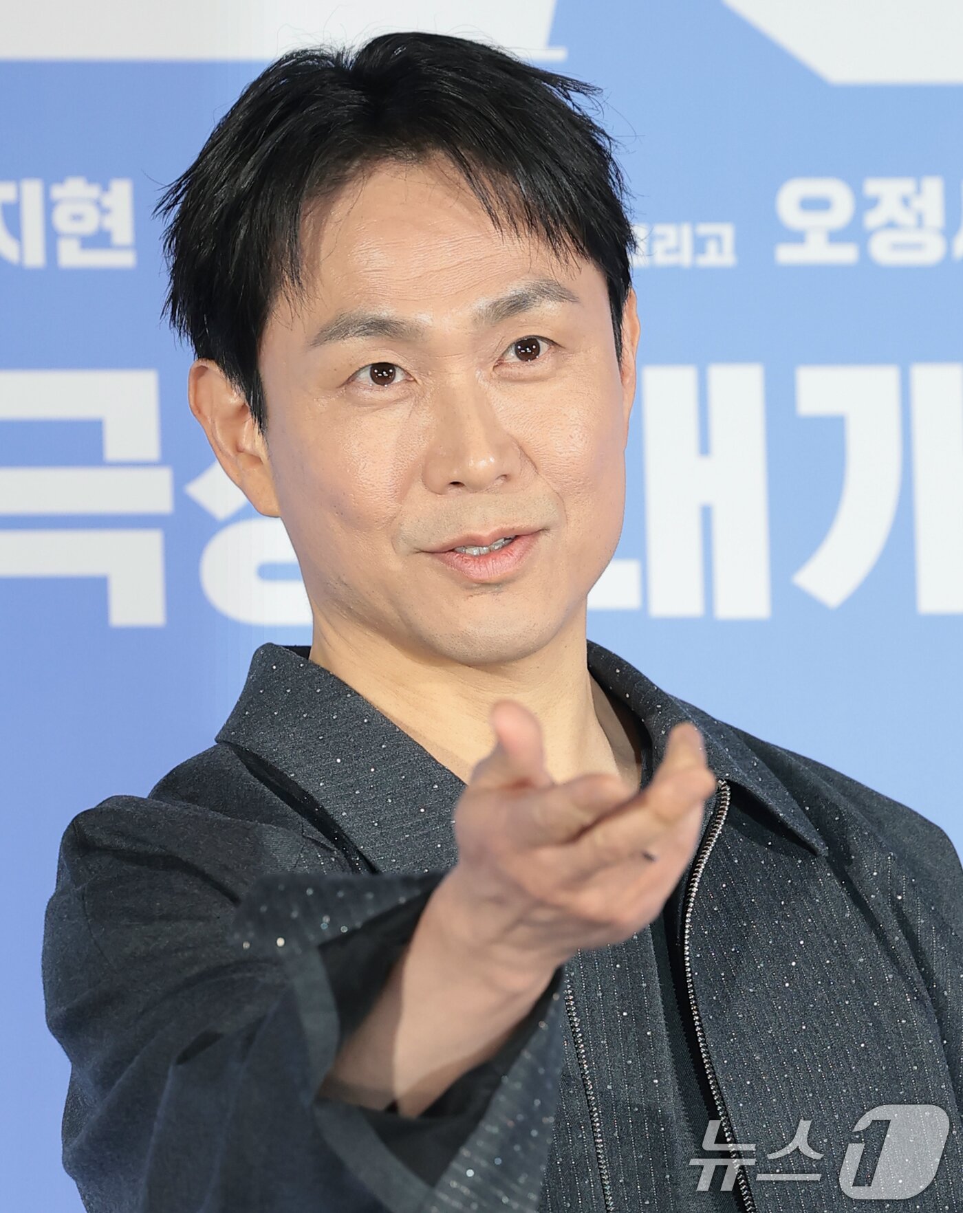 본문 이미지 - 배우 오정세가 7일 서울 광진구 롯데시네마 건대입구에서 열린 영화 '와일드 씽' 제작보고회에서 포즈를 취하고 있다. '와일드 씽'은 한때 가요계를 휩쓸었지만 예기치 못한 사건에 휘말려 하루아침에 해체된 3인조 혼성 댄스 그룹 트라이앵글이 20년 만에 찾아온 재기의 기회를 잡기 위해 무모한 도전을 벌이는 이야기다. 2026.5.7 ⓒ 뉴스1 권현진 기자