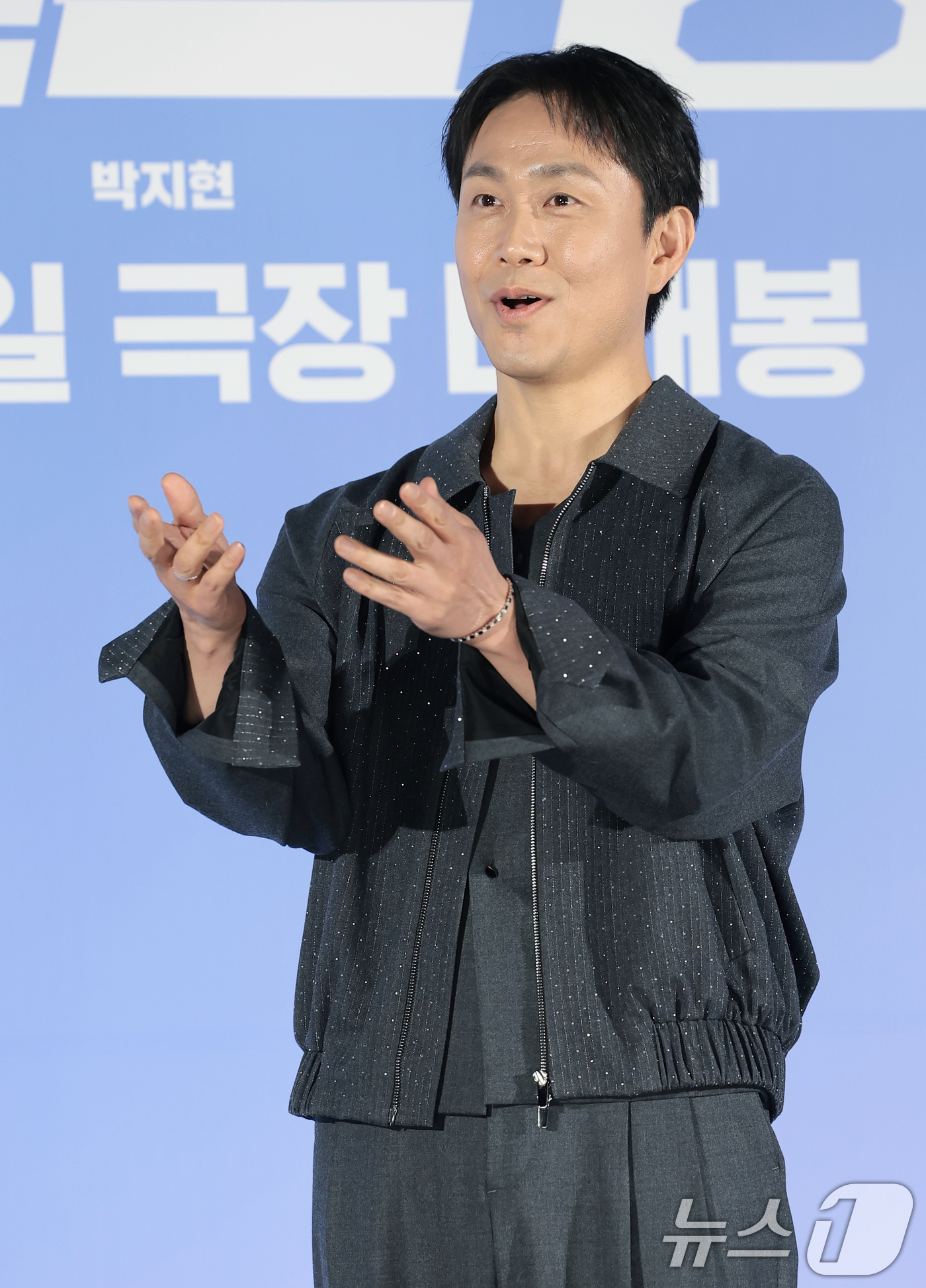 (서울=뉴스1) 권현진 기자 = 배우 오정세가 7일 서울 광진구 롯데시네마 건대입구에서 열린 영화 '와일드 씽' 제작보고회에서 포즈를 취하고 있다.'와일드 씽'은 한때 가요계를 휩 …