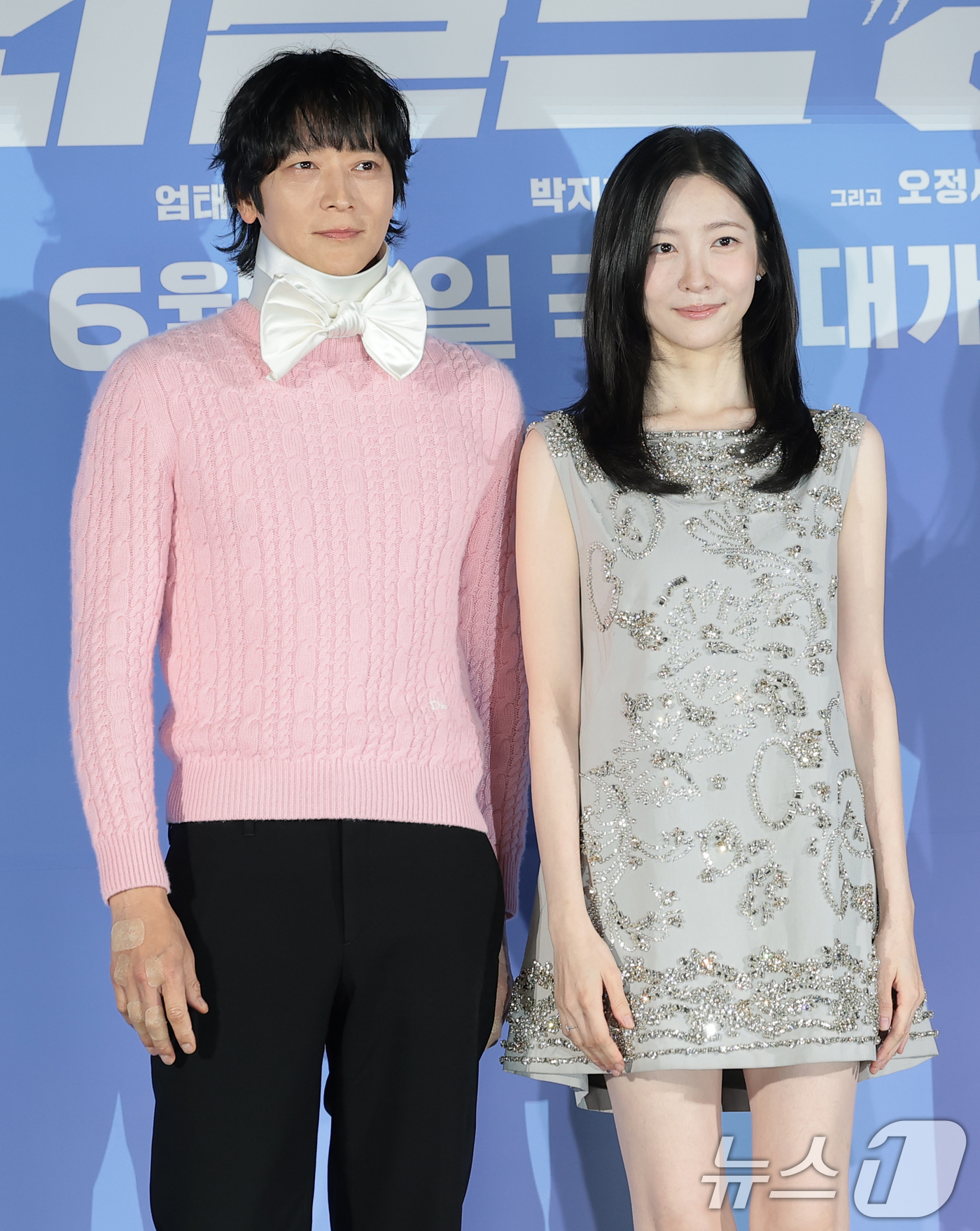 (서울=뉴스1) 권현진 기자 = 배우 강동원과 박지현(오른쪽)이 7일 서울 광진구 롯데시네마 건대입구에서 열린 영화 '와일드 씽' 제작보고회에서 포즈를 취하고 있다.'와일드 씽'은 …