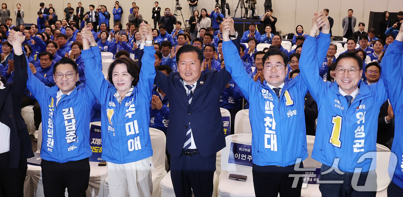 (고양=뉴스1) 박지혜 기자 = 정청래 더불어민주당 대표가 7일 경기도 고양시 킨텍스에서 열린 인천·경기·제주 지역 공천자대회에서 추미애 경기도지사 후보, 박찬대 인천시장 후보, …