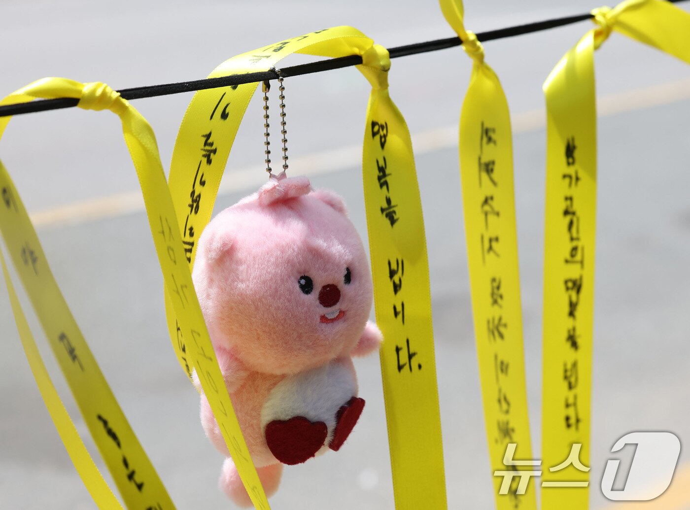 본문 이미지 - 7일 광주 광산구 월계동 남부대 인근 인도에 흉기피습으로 사망한 10대 여학생을 추모하기 위한 노란리본 속 메시지가 바람에 나부끼고 있다. 2026.5.7 ⓒ 뉴스1 박지현 기자