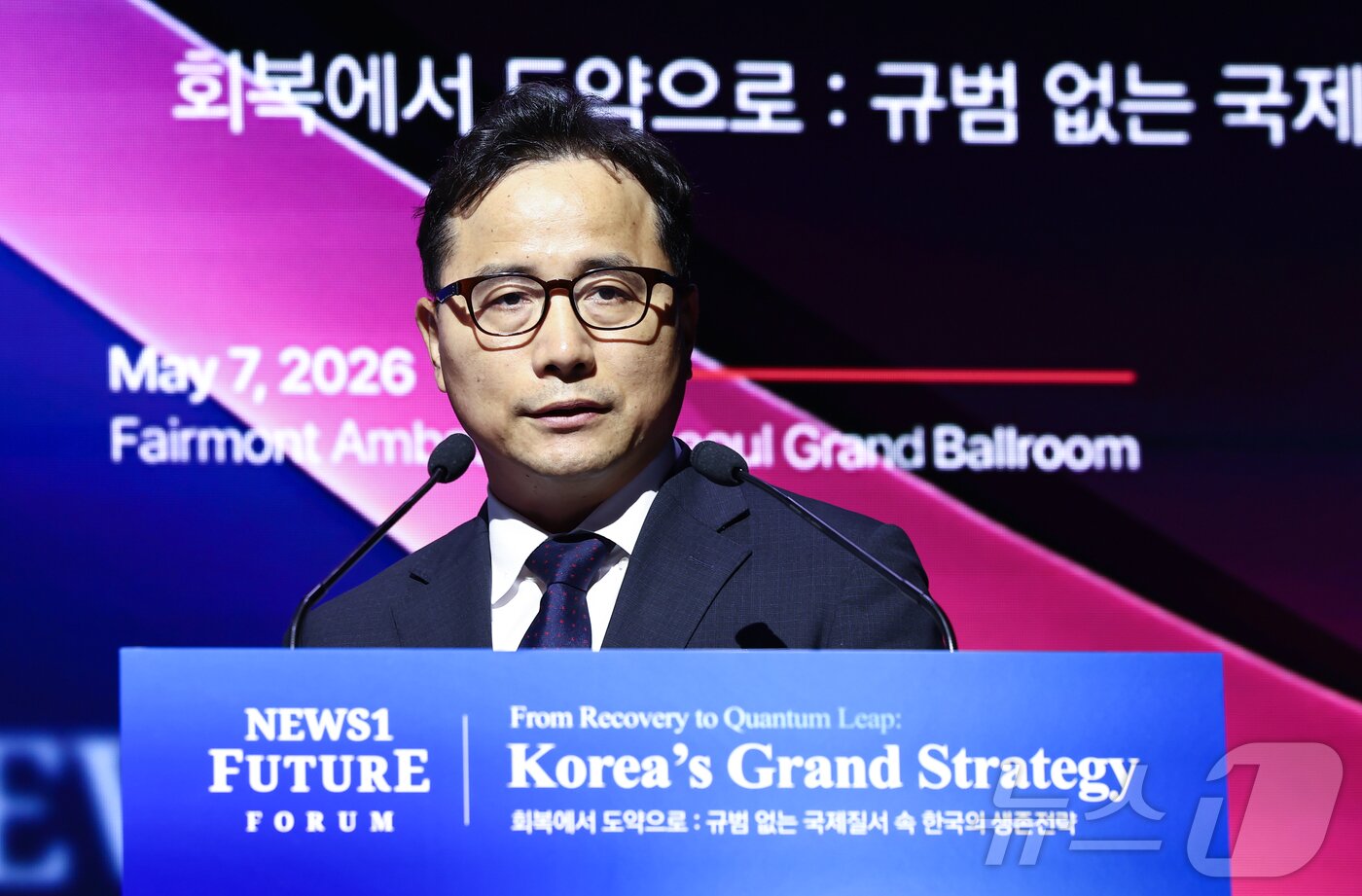 본문 이미지 - 김일동 방위사업청 차장이 7일 서울 여의도 페어몬트 앰배서더 호텔에서 열린 뉴스1 미래포럼에서 방위산업 대전환, 글로벌 4대 강국 비전을 주제로 특별강연을 하고 있다. 2026.5.7 ⓒ 뉴스1 김민지 기자