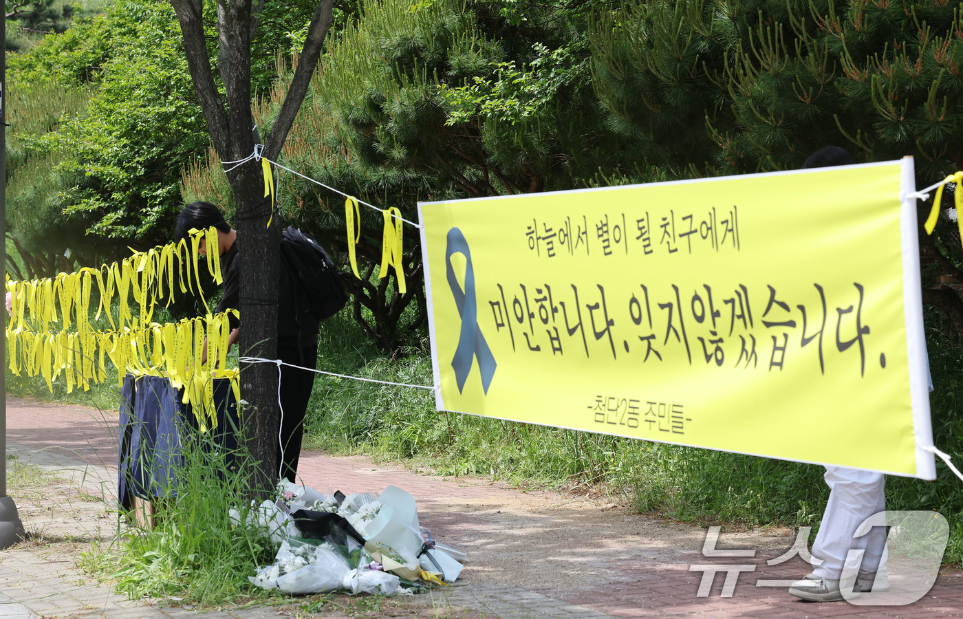 (광주=뉴스1) 박지현 기자 = 7일 오전 광주 광산구 월계동 남부대 인근 인도에 흉기피습으로 사망한 10대 여학생을 추모하기 위한 시민들의 발걸음이 이어지고 있다. 2026.5. …
