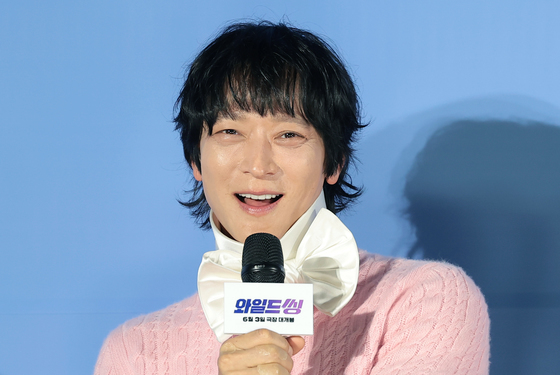 취재진 질문에 답하는 강동원