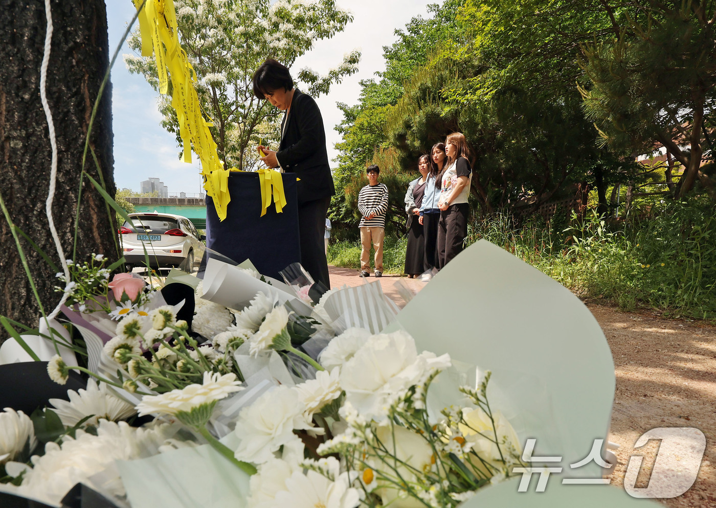 (광주=뉴스1) 박지현 기자 = 7일 오전 광주 광산구 월계동 남부대 인근 인도에 흉기피습으로 사망한 10대 여학생을 추모하기 위한 시민들의 발걸음이 이어지고 있다. 2026.5. …