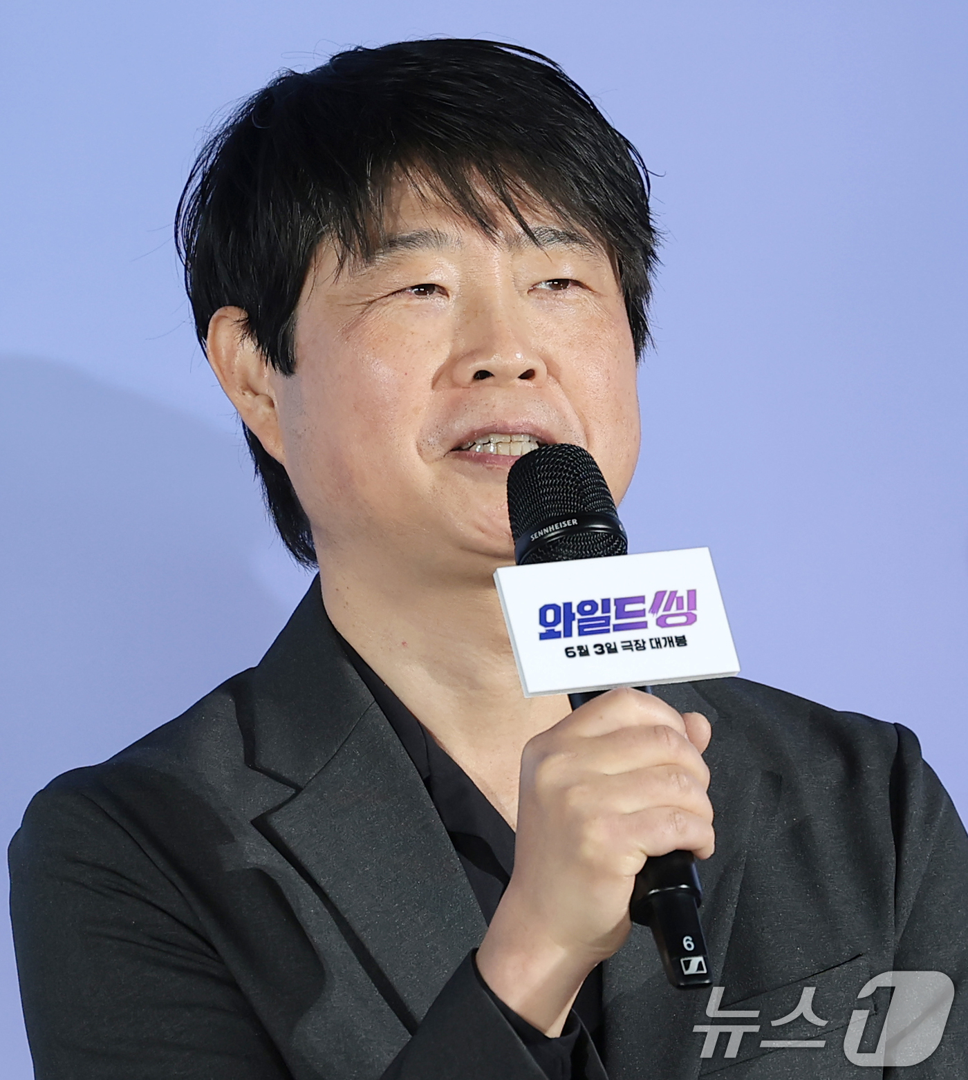 (서울=뉴스1) 권현진 기자 = 손재곤 감독이 7일 서울 광진구 롯데시네마 건대입구에서 열린 영화 '와일드 씽' 제작보고회에서 인사말을 하고 있다.'와일드 씽'은 한때 가요계를 휩 …
