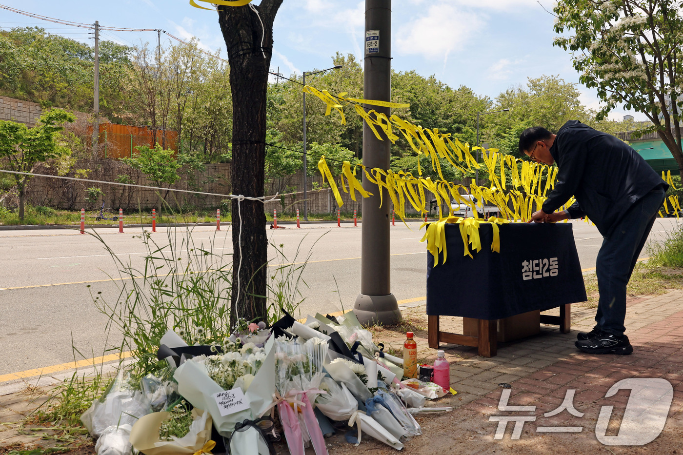 (광주=뉴스1) 박지현 기자 = 7일 오전 광주 광산구 월계동 남부대 인근 인도에 흉기피습으로 사망한 10대 여학생을 추모하기 위한 시민들의 발걸음이 이어지고 있다. 2026.5. …