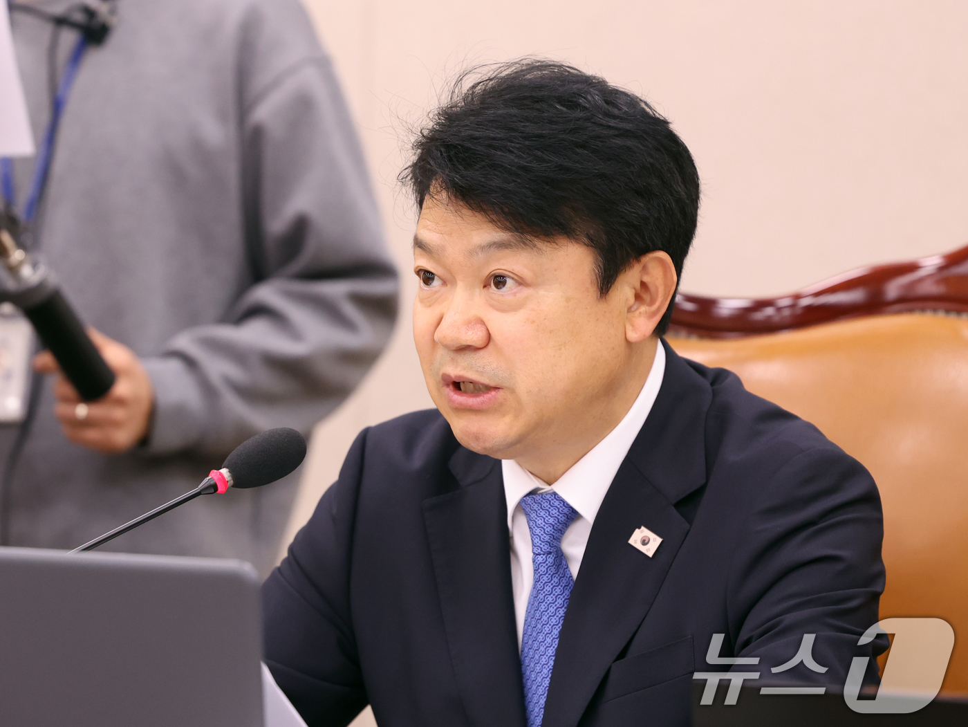 (서울=뉴스1) 황기선 기자 = 복기왕 국토위원장이 7일 오전 서울 여의도 국회에서 열린 국토교통위원회 전체회의 '행정수도 특별법안 관련 공청회'에서 발언을 하고 있다.  2026 …