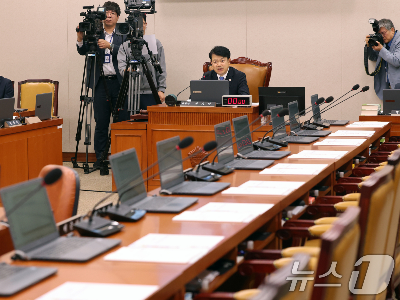 (서울=뉴스1) 황기선 기자 = 7일 오전 서울 여의도 국회에서 열린 국토교통위원회 전체회의 '행정수도 특별법안 관련 공청회'가 국민의힘 의원들의 불참 속에 진행되고 있다.  20 …