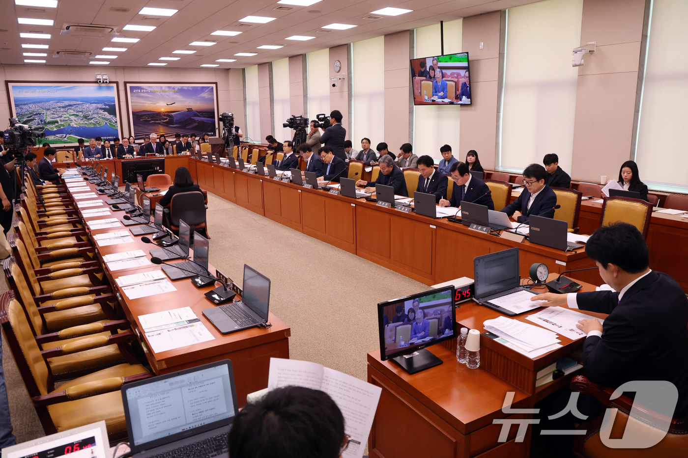 (서울=뉴스1) 황기선 기자 = 7일 오전 서울 여의도 국회에서 열린 국토교통위원회 전체회의 '행정수도 특별법안 관련 공청회'가 국민의힘 의원들의 불참 속에 진행되고 있다.  20 …