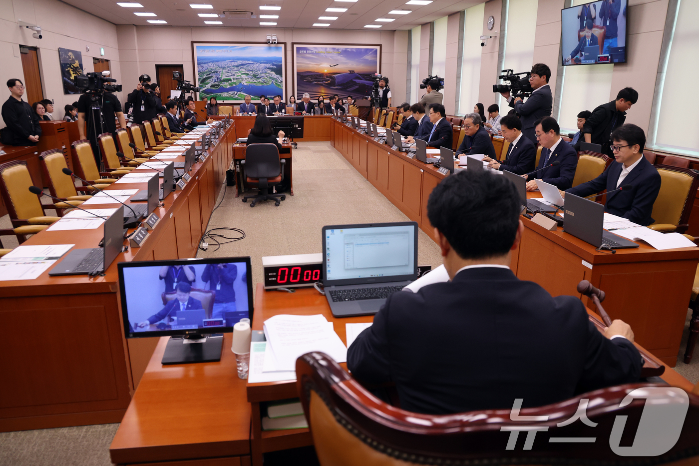 (서울=뉴스1) 황기선 기자 = 복기왕 국토위원장이 7일 오전 서울 여의도 국회에서 열린 국토교통위원회 전체회의 '행정수도 특별법안 관련 공청회'에서 의사봉을 두드리고 있다. 20 …