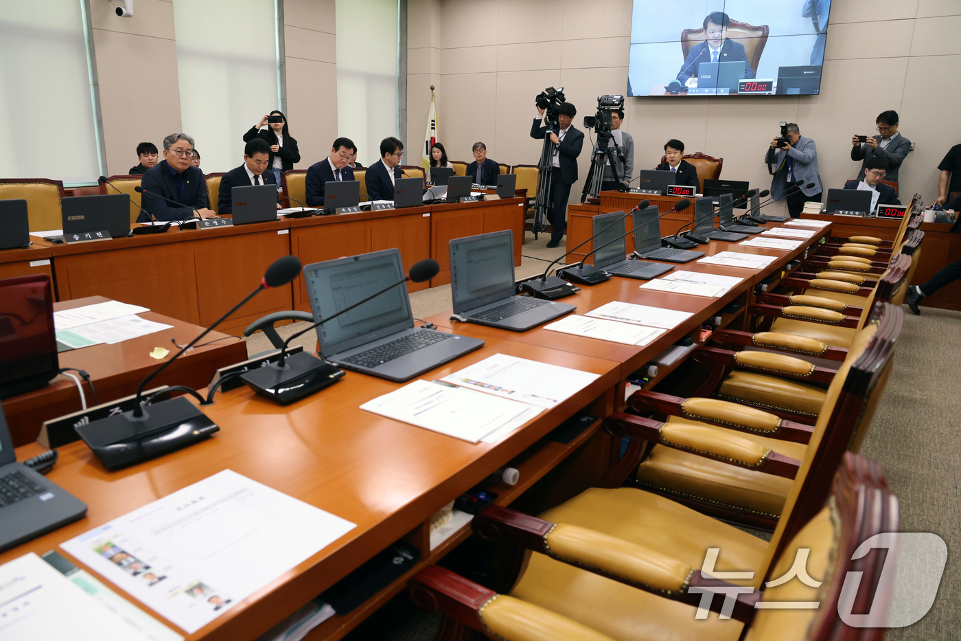(서울=뉴스1) 황기선 기자 = 7일 오전 서울 여의도 국회에서 열린 국토교통위원회 전체회의 '행정수도 특별법안 관련 공청회'가 국민의힘 의원들의 불참 속에 진행되고 있다. 202 …