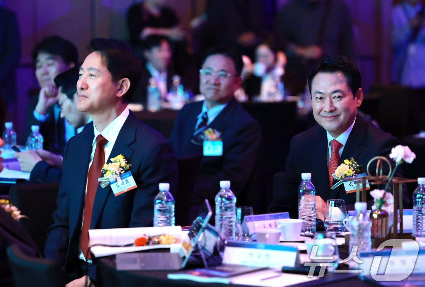 (서울=뉴스1) 임세영 기자 = 장동혁 국민의힘 대표(오른쪽)와 오세훈 서울시장 후보가 7일 서울 여의도 페어몬트 앰배서더 호텔에서 열린 뉴스1 미래포럼에 자리하고 있다.  202 …