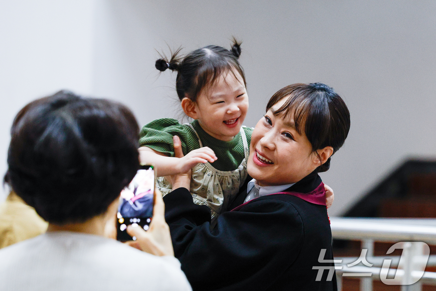 (과천=뉴스1) 안은나 기자 = 7일 경기 과천시 정부과천청사 법무부에서 2026 신임검사 임관식이 열린 가운데 한 신임검사가 딸을 안고 있다. 2026.5.7/뉴스1