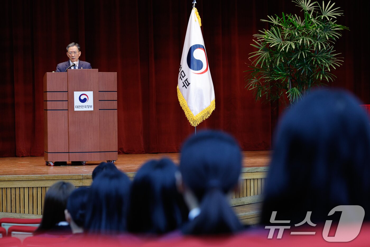 본문 이미지 - 정성호 법무부 장관이 7일 경기 과천시 정부과천청사 법무부에서 열린 2026 신임검사 임관식에서 격려사를 하고 있다. 2026.5.7 ⓒ 뉴스1 안은나 기자