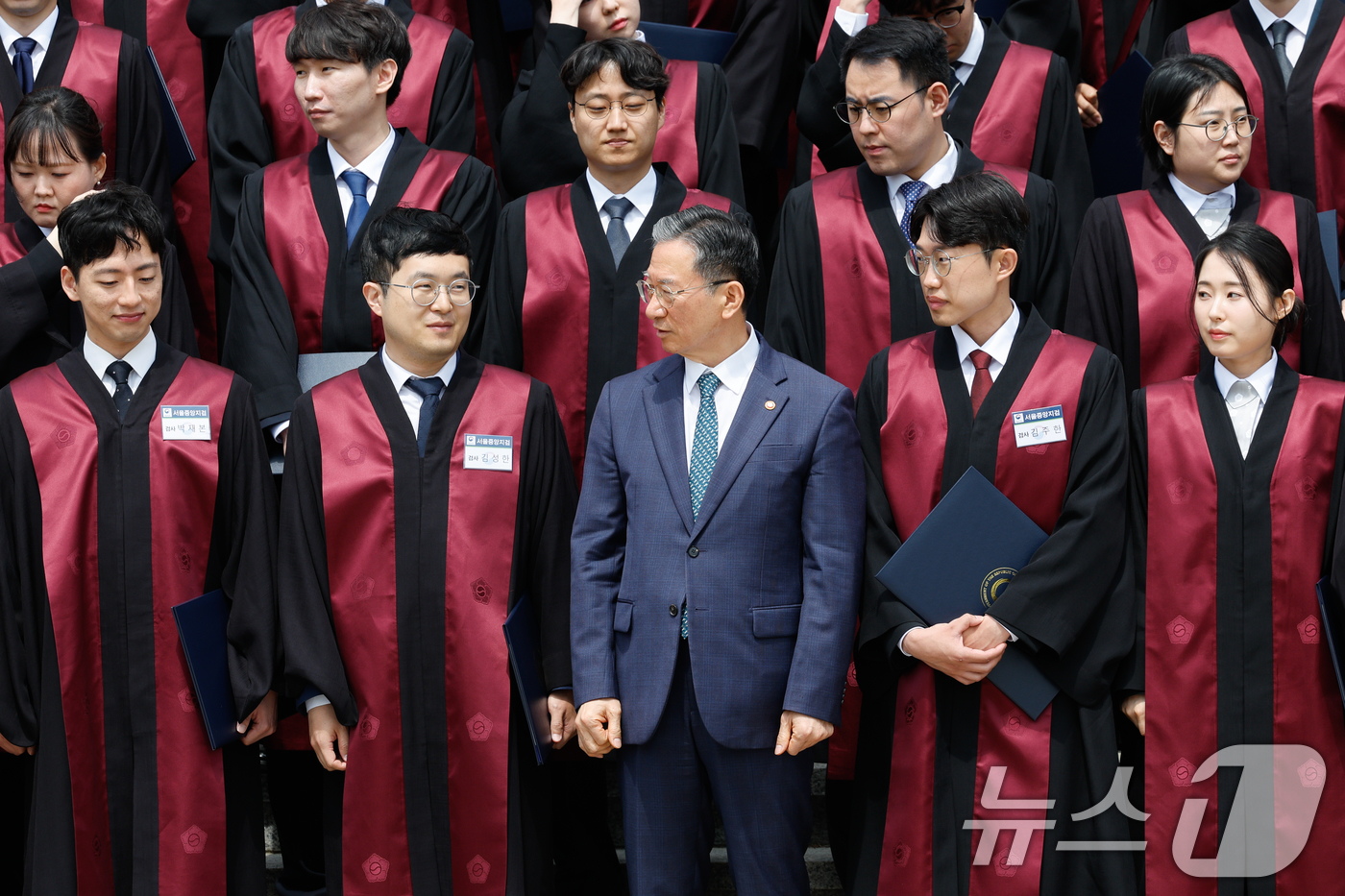 (과천=뉴스1) 안은나 기자 = 7일 경기 과천시 정부과천청사 법무부에서 2026 신임검사 임관식을 마친 신임검사들이 기념 촬영 전 정성호 법무부 장관과 대화하고 있다. 2026. …