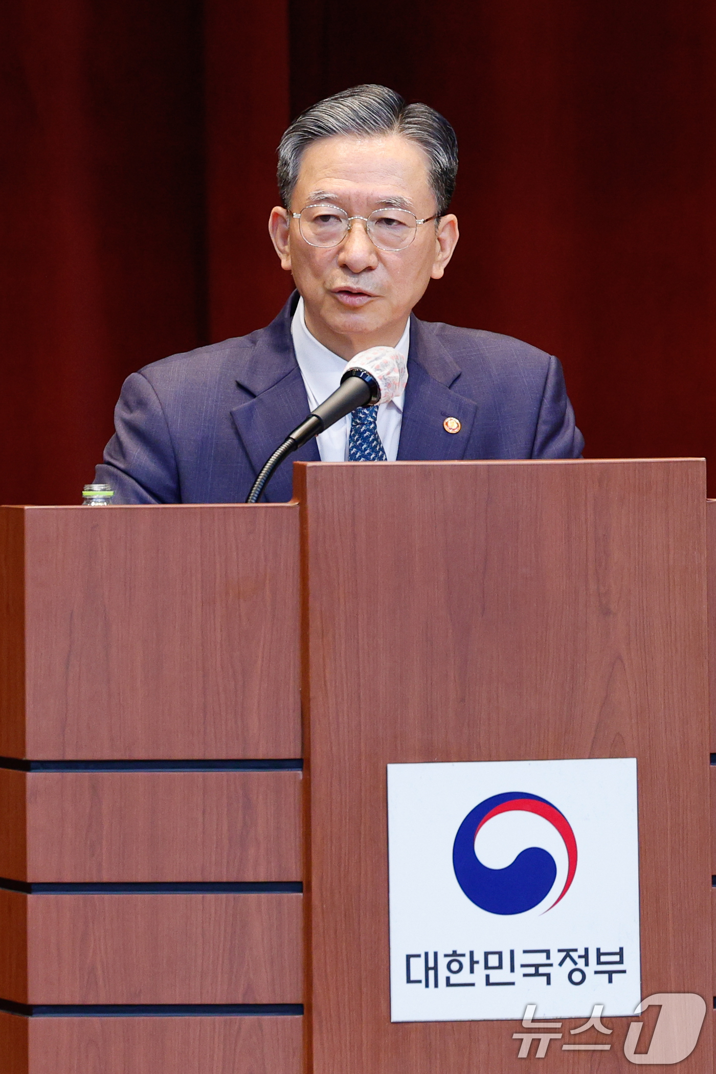 (과천=뉴스1) 안은나 기자 = 정성호 법무부 장관이 7일 경기 과천시 정부과천청사 법무부에서 열린 2026 신임검사 임관식에서 격려사를 하고 있다. 2026.5.7/뉴스1