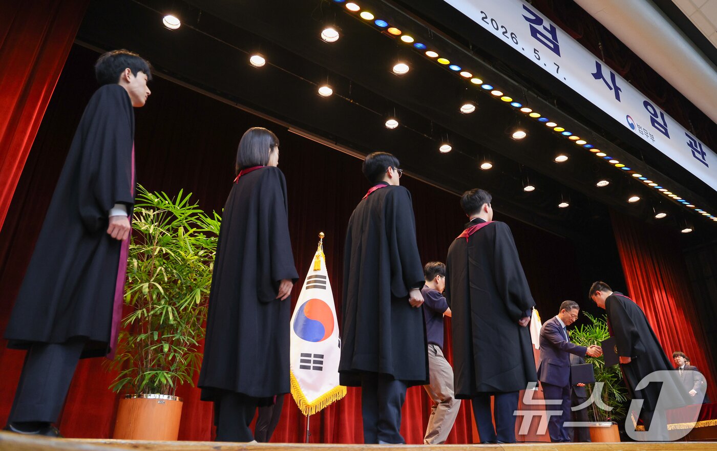 본문 이미지 - 7일 경기 과천시 정부과천청사 법무부에서 열린 2026 신임검사 임관식에서 신임검사들이 임명장을 수여받고 있다. 2026.5.7 ⓒ 뉴스1 안은나 기자