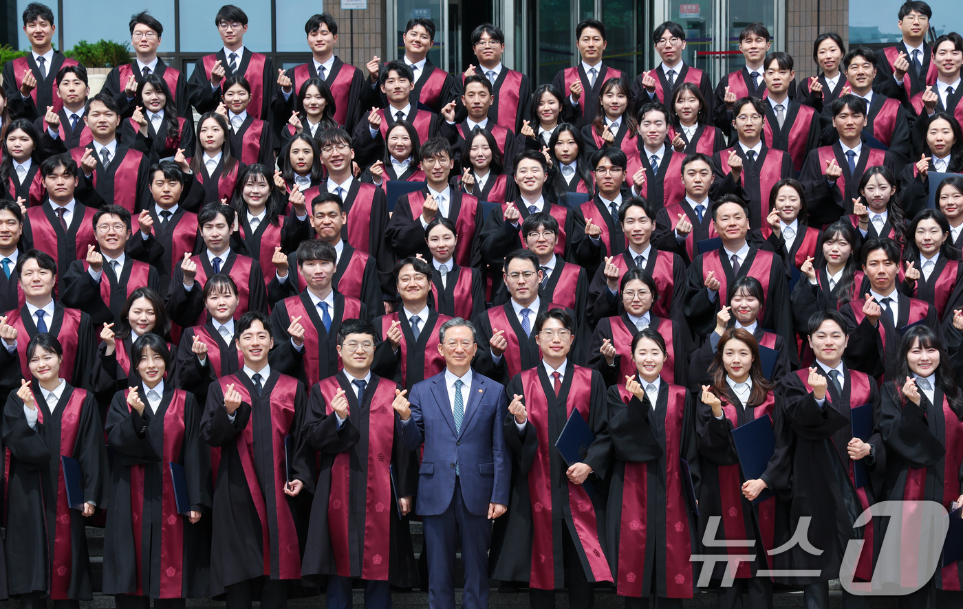 (과천=뉴스1) 안은나 기자 = 7일 경기 과천시 정부과천청사 법무부에서 2026 신임검사 임관식을 마친 신임검사들과 정성호 법무부 장관이 기념 촬영을 하고 있다. 2026.5.7 …