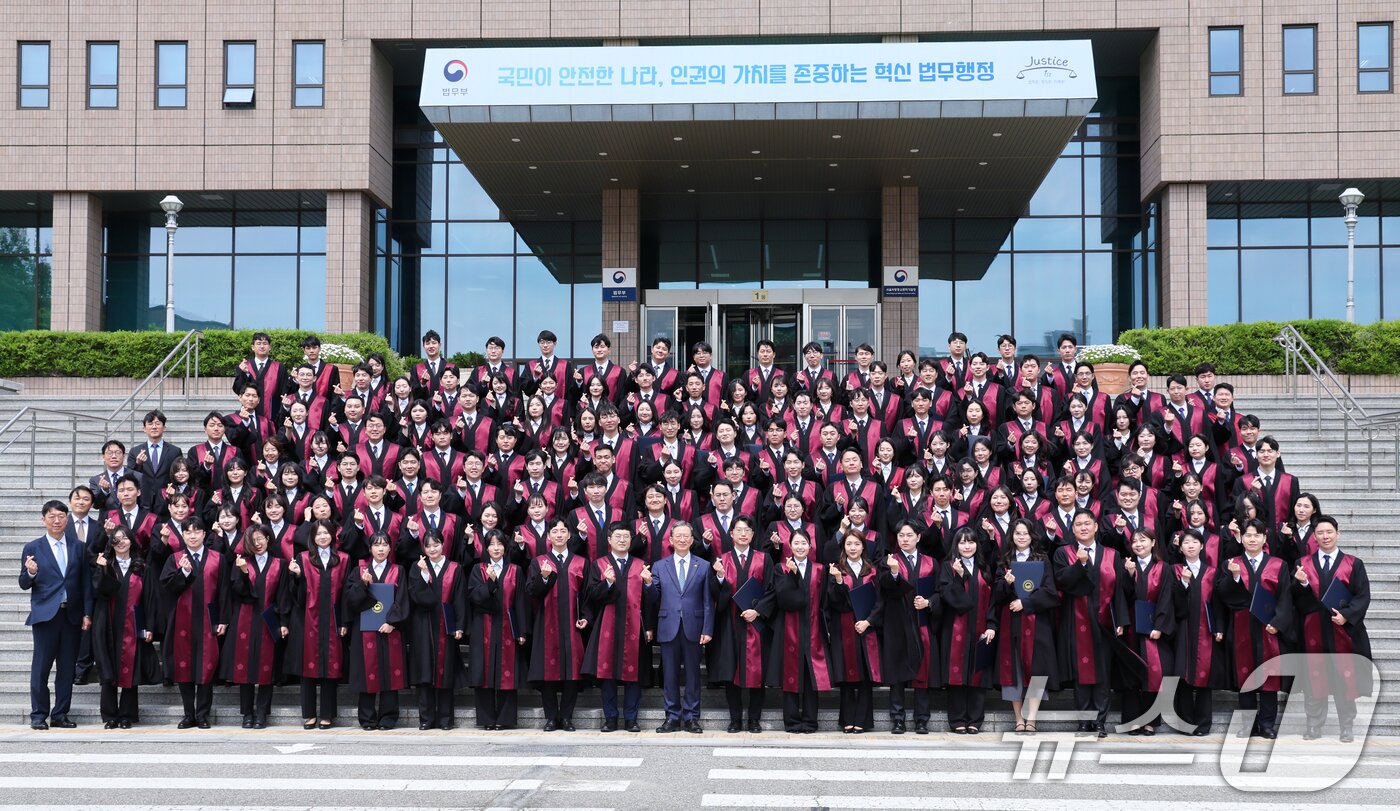 본문 이미지 - 7일 경기 과천시 정부과천청사 법무부에서 2026 신임검사 임관식을 마친 신임검사들과 정성호 법무부 장관이 기념 촬영을 하고 있다. 2026.5.7 ⓒ 뉴스1 안은나 기자