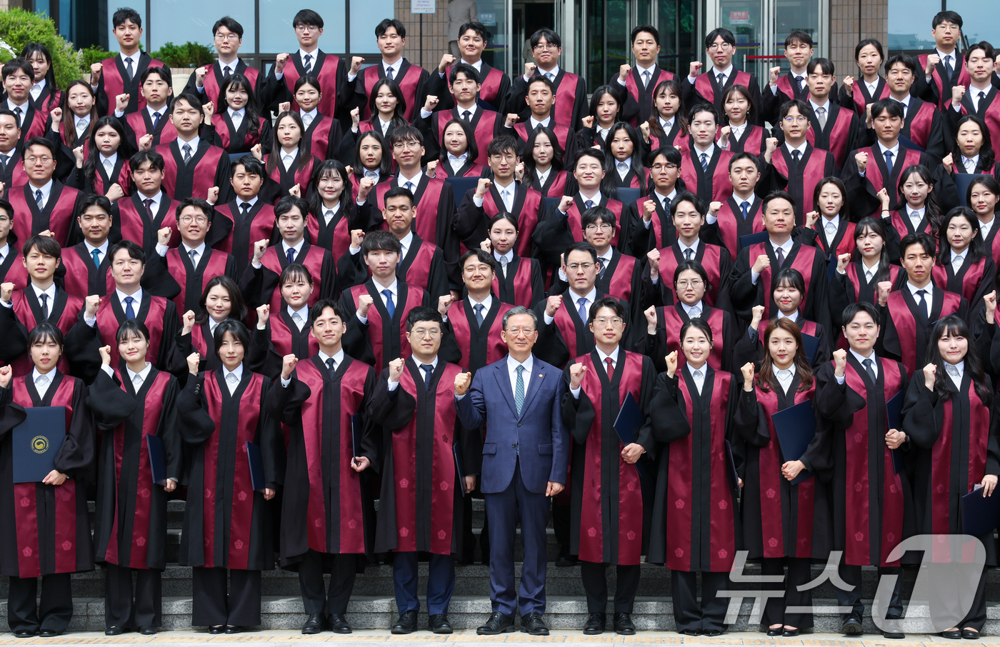(과천=뉴스1) 안은나 기자 = 7일 경기 과천시 정부과천청사 법무부에서 2026 신임검사 임관식을 마친 신임검사들과 정성호 법무부 장관이 기념 촬영을 하고 있다. 2026.5.7 …