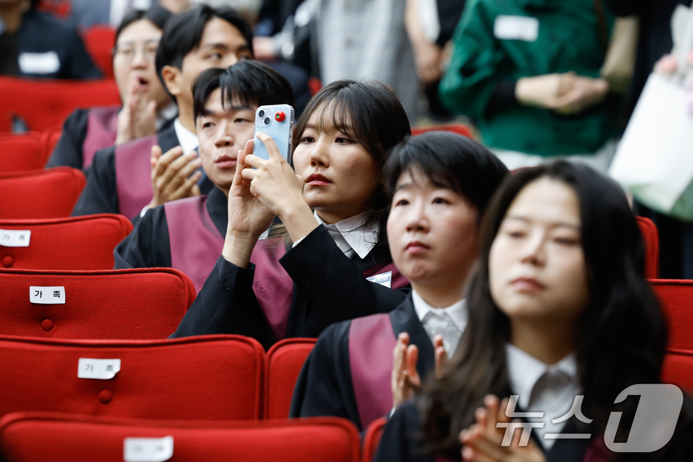 (과천=뉴스1) 안은나 기자 = 7일 경기 과천시 정부과천청사 법무부에서 열린 2026 신임검사 임관식에서 신임검사가 임명장 수여식을 촬영하고 있다. 2026.5.7/뉴스1