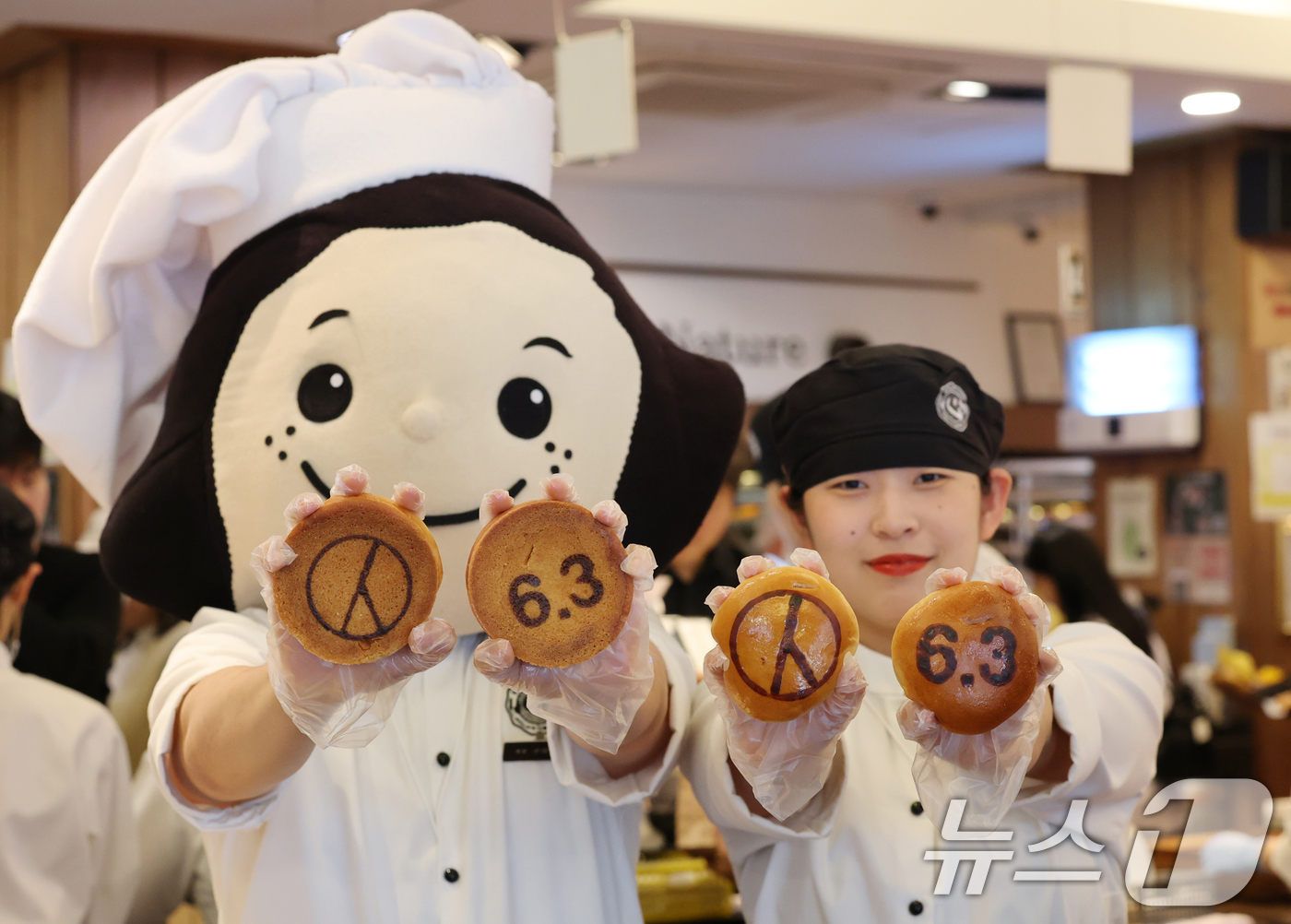 (대전=뉴스1) 김기태 기자 = 6.3 지방선거를 앞두고 7일 대전 성심당 본점에서 성심당 직원들이 선거빵을 홍보하고 있다. 대전시선거관리위원회는 제9회 전국동시지방선거에서 유권자 …